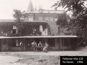 Falkoner Allé 120 Café Åhuset under nedbrydning set fra haven juni 1906.jpg